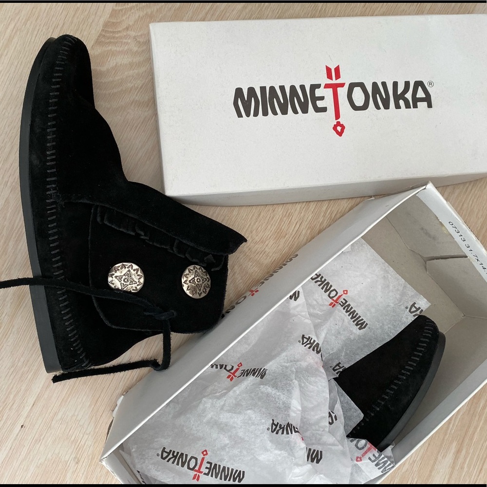 Minnetonka women’s black boots NEW